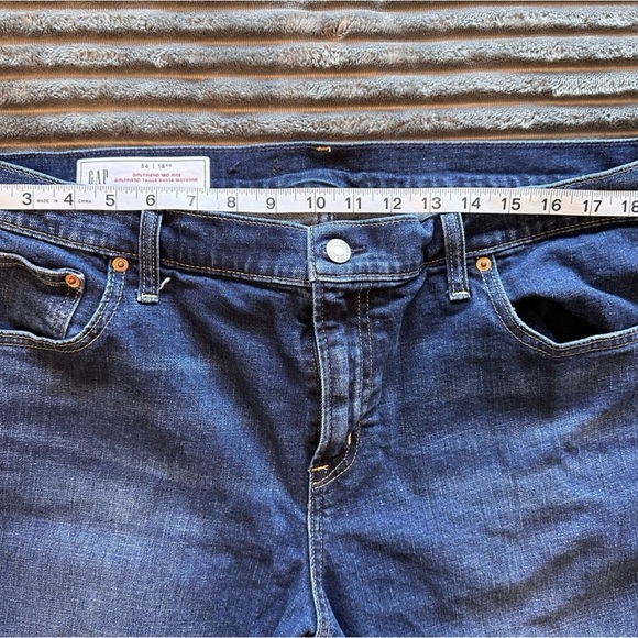 GAP mid-rise Girlfriend crop in indigo sz 18, EUC - Picture 4 of 6